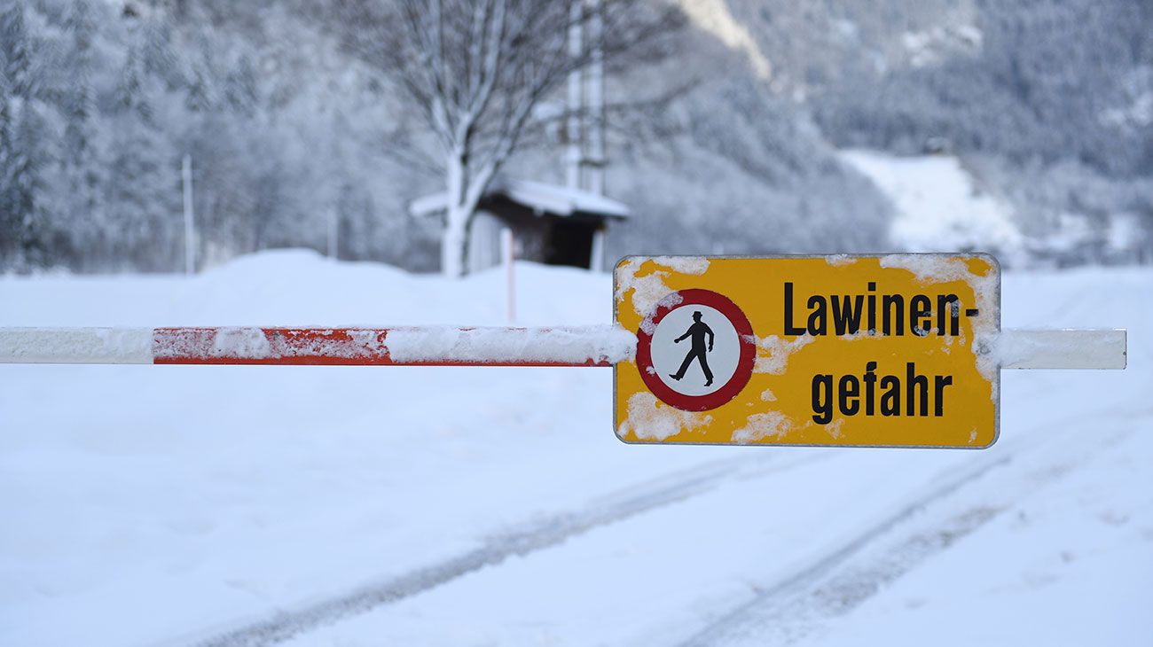 Una señal de peligro "peligro de avalanchas" se muestra en una calle cerrada en Weissbach cerca de Lofer, provincia austriaca de Salzburgo.