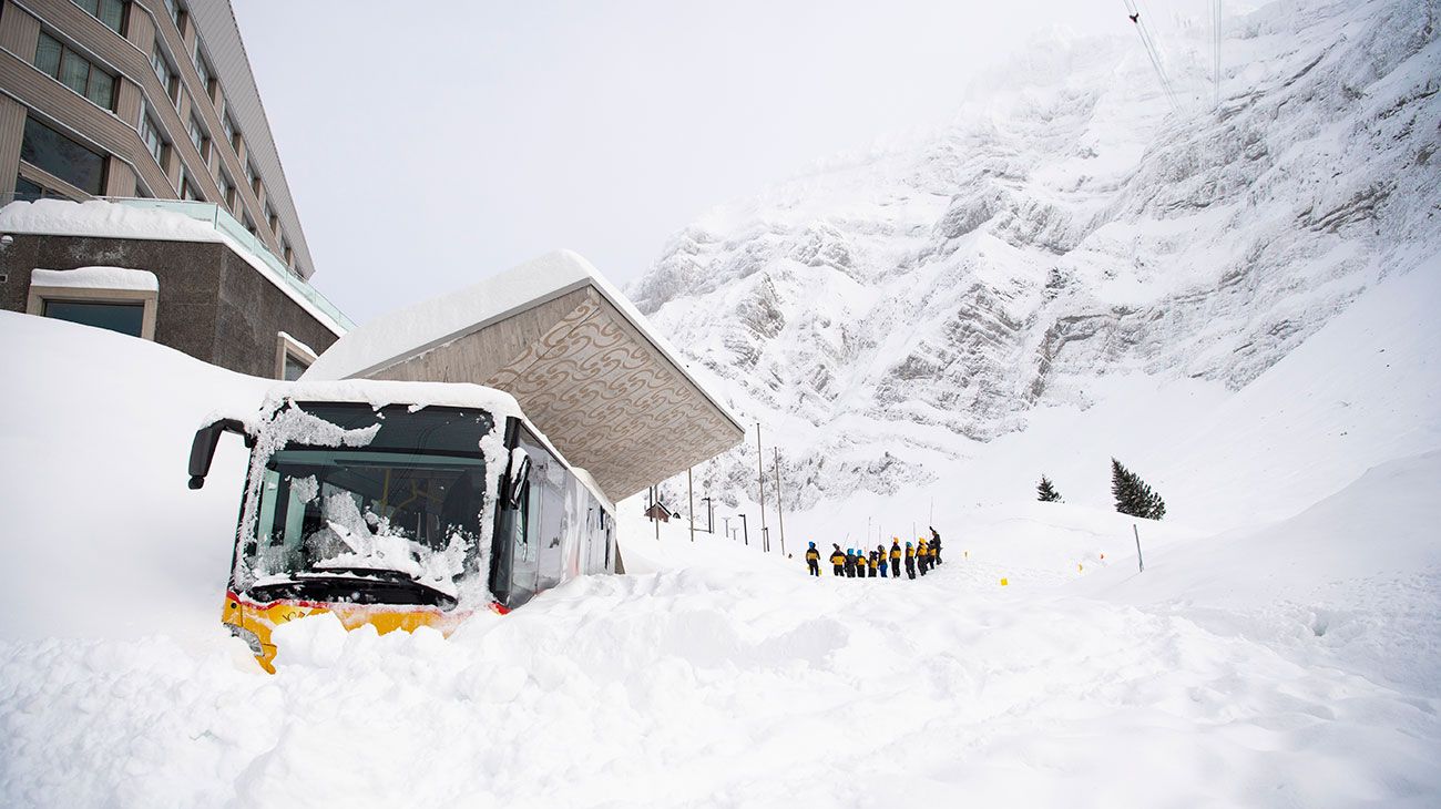 Nieve acumulada afuera del Hotel Saentis en Schwaegalp, Suiza.