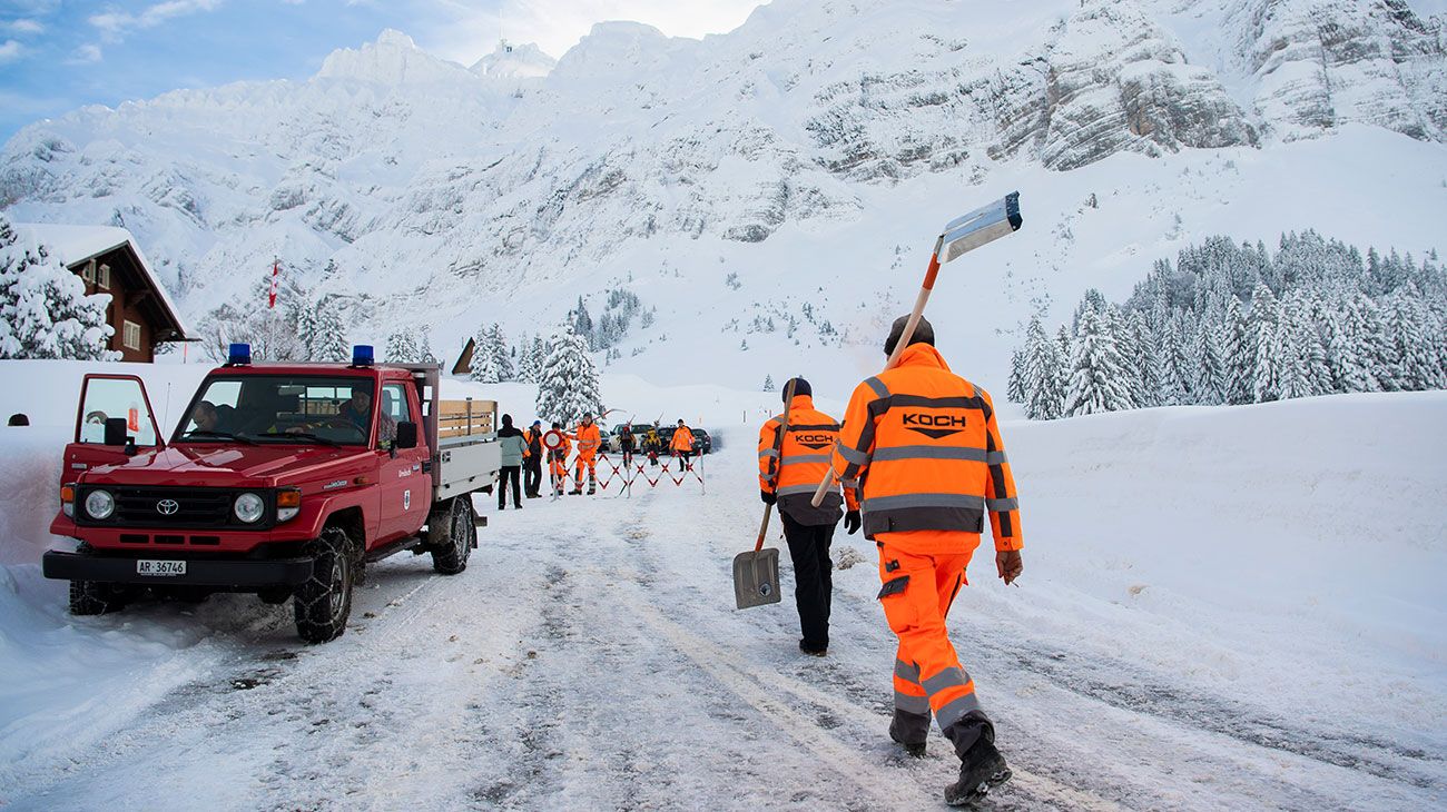 Trabajadores caminan por una calle cerca del Hotel Saentis en Schwaegalp, Suiza.