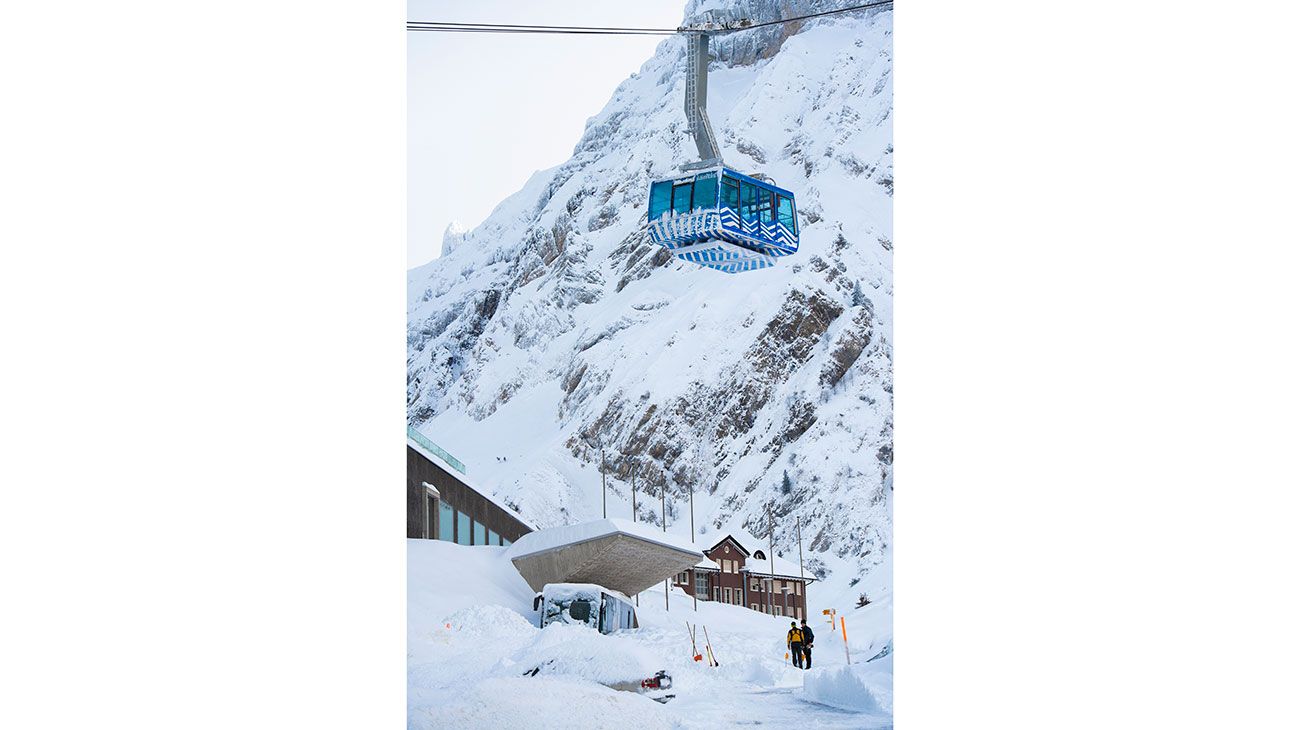  La nieve se acumula afuera del Hotel Saentis en Schwaegalp, Suiza, después de una avalancha. La policía dijo que tres personas resultaron levemente heridas cuando la avalancha golpeó el hotel.