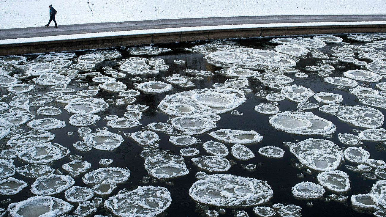 Una persona camina a lo largo de la orilla del río Neris cuando las temperaturas bajaron a -13 grados centígrados (8.6 grados Fahrenheit) en Vilnius.,