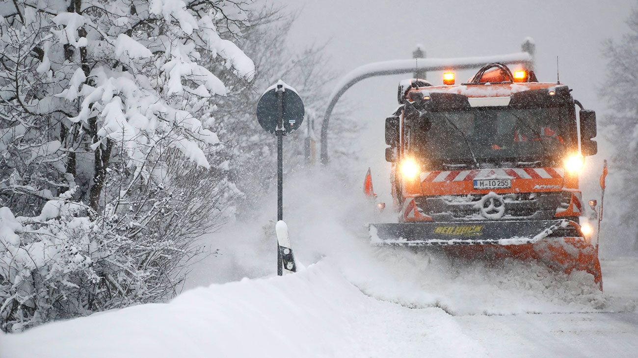 Un arado de nieve limpia una carretera en Sauerlach cerca de Munich, Alemania.