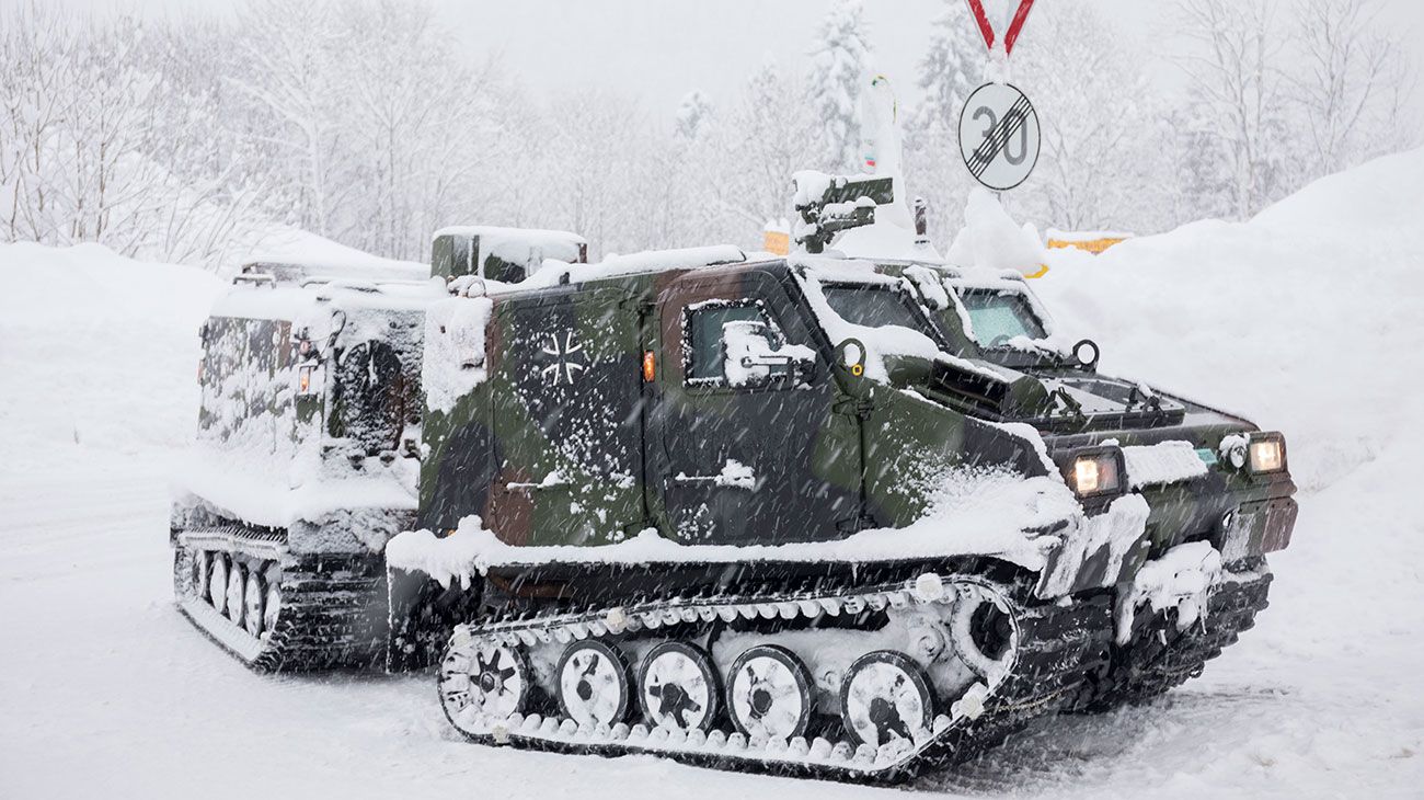 Un vehículo de pista del ejército alemán proporciona comida a una aldea cerca de Berchtesgaden, en el sur de Alemania, después de que el sur de Alemania y Austria hayan sido alcanzados por fuertes nevadas.