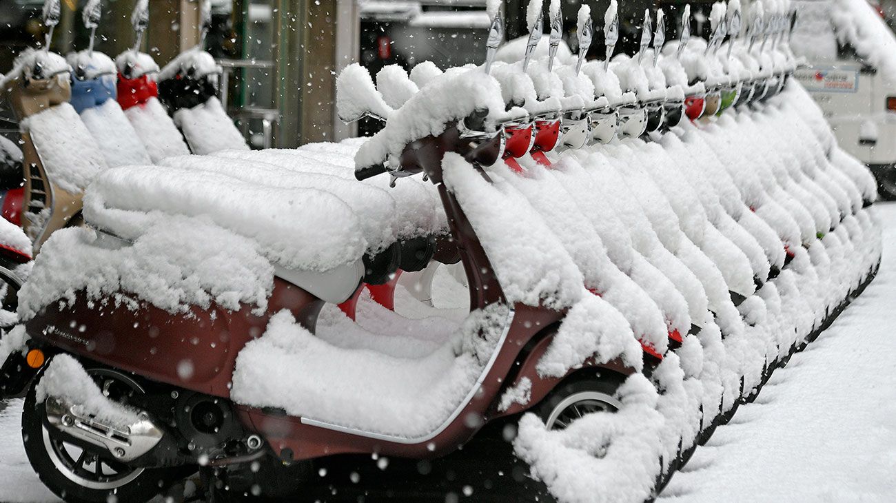 as motos Vespa están cubiertas de nieve en Zúrich, Suiza, después de que la región de los Alpes se vio afectada por fuertes nevadas.