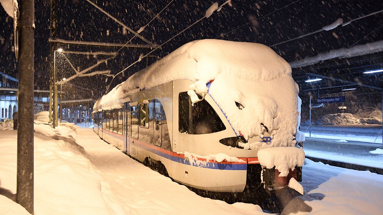 Un tren está cubierto de nieve en Berchtesgaden, sur de Alemania.