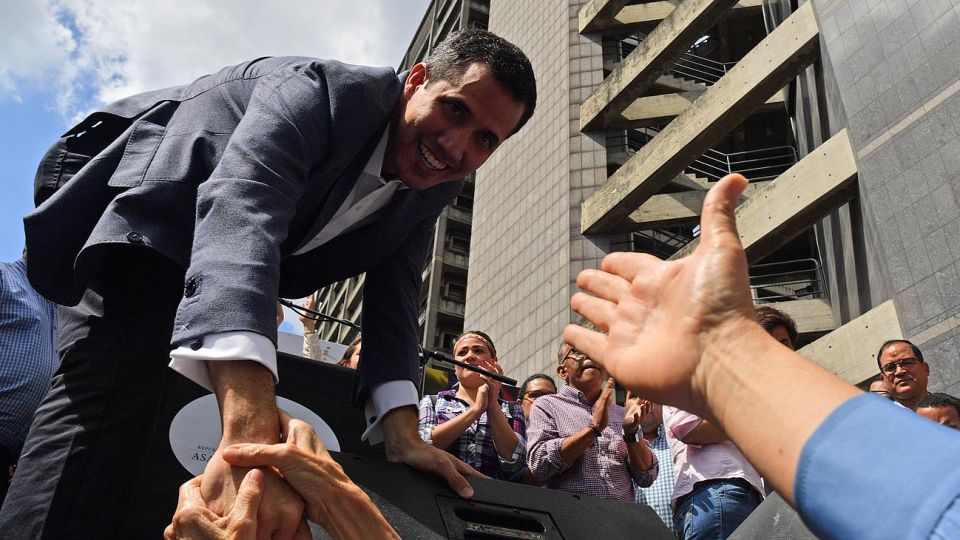 Antichavistas. El diputado Juan Guaidó pidió ayer el apoyo de la ciudadanía en un “cabildo abierto”.