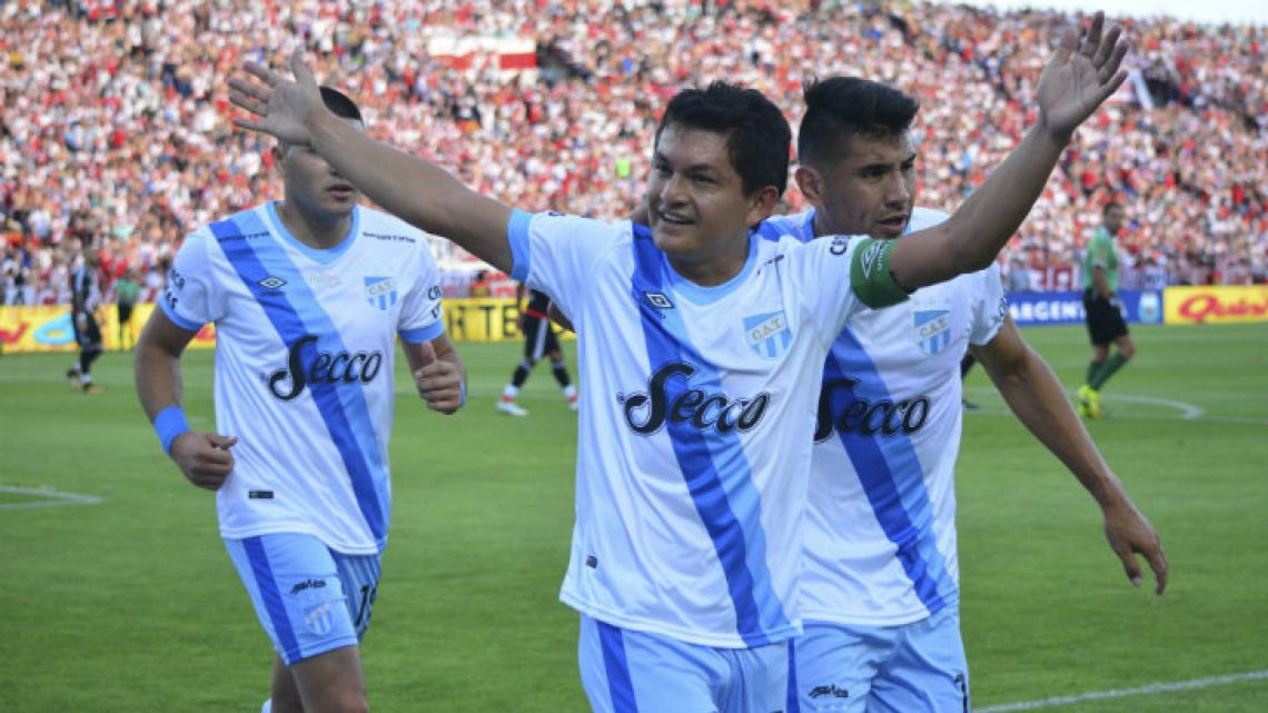 Luis Rodríguez (centre) has shocked fans of Atlético Tucumán by signing for Colón de Santa Fe.