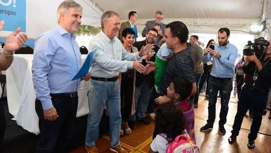 DE RECORRIDA. Schiaretti encabezó un acto en barrio Mariano Fragueiro junto a Martín Llaryora, “estrategia que se profundizará”.