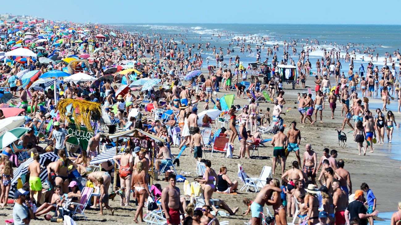 ¿Vacías o llenas?  Las playas, según el color del  cristal con que se mira.