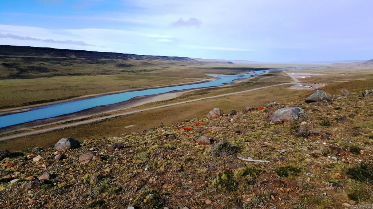 Al borde del río Santa Cruz: allí se construirán las represas hidroeléctricas.