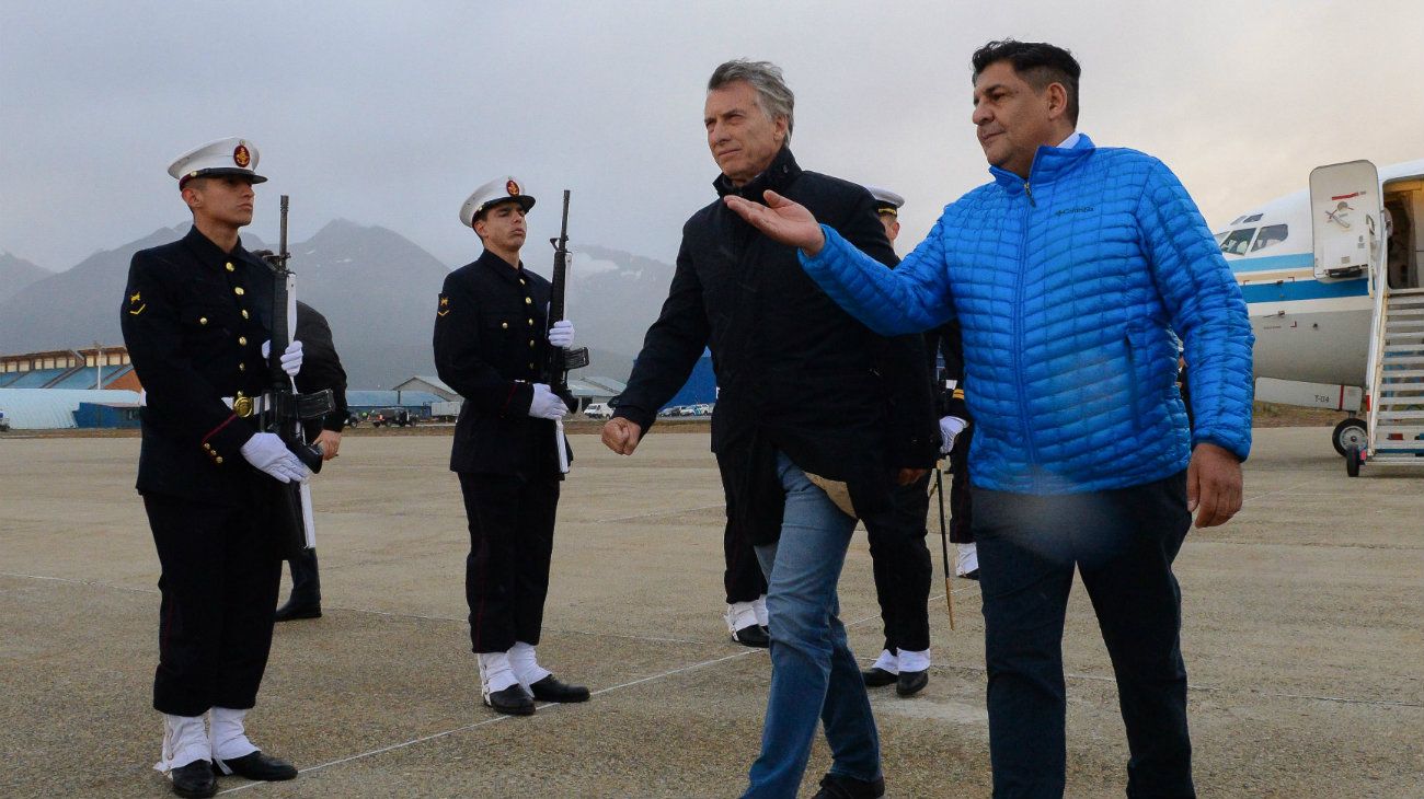 Mauricio Macri con el vicegobernador de Tierra del Fuego Juan Carlos Arcando.