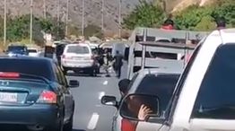 El momento de la detención de Juan Guaidó en una autopista en Venezuela.