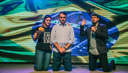 in god we trust. Jair y Michelle Bolsonaro fueron a IBA a agradecer el triunfo electoral. Los fieles lo apoyaron en la campaña por sus ideas políticas.
