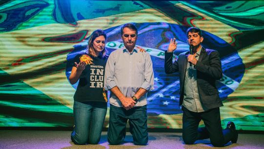 in god we trust. Jair y Michelle Bolsonaro fueron a IBA a agradecer el triunfo electoral. Los fieles lo apoyaron en la campaña por sus ideas políticas.