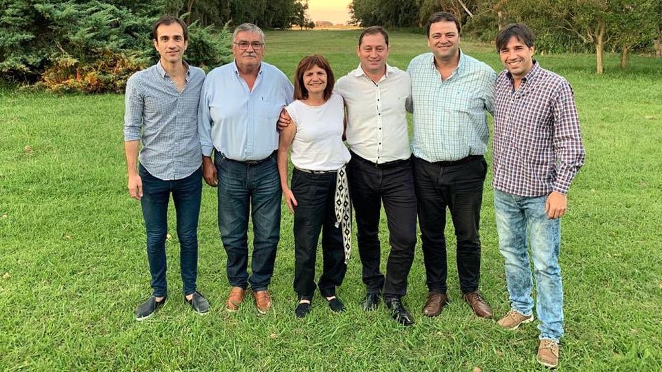 Picada. El viernes, la ministra compartió quesos y salames junto a cinco intendentes de Cambiemos del interior bonaerense.