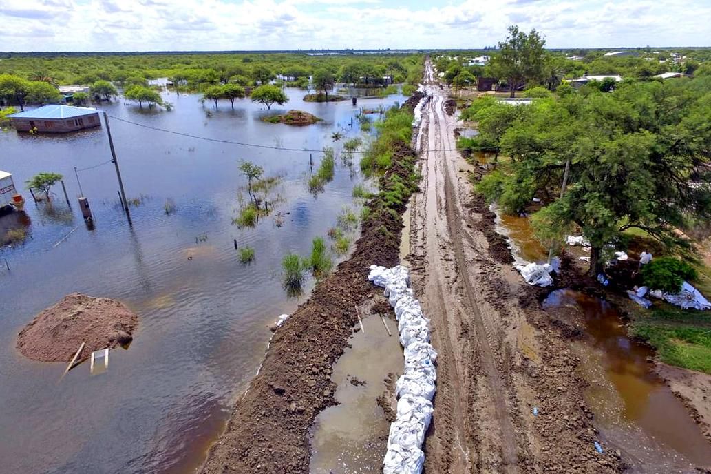 Ya son 2200 los evacuados por las inundaciones en el Litoral  Perfil