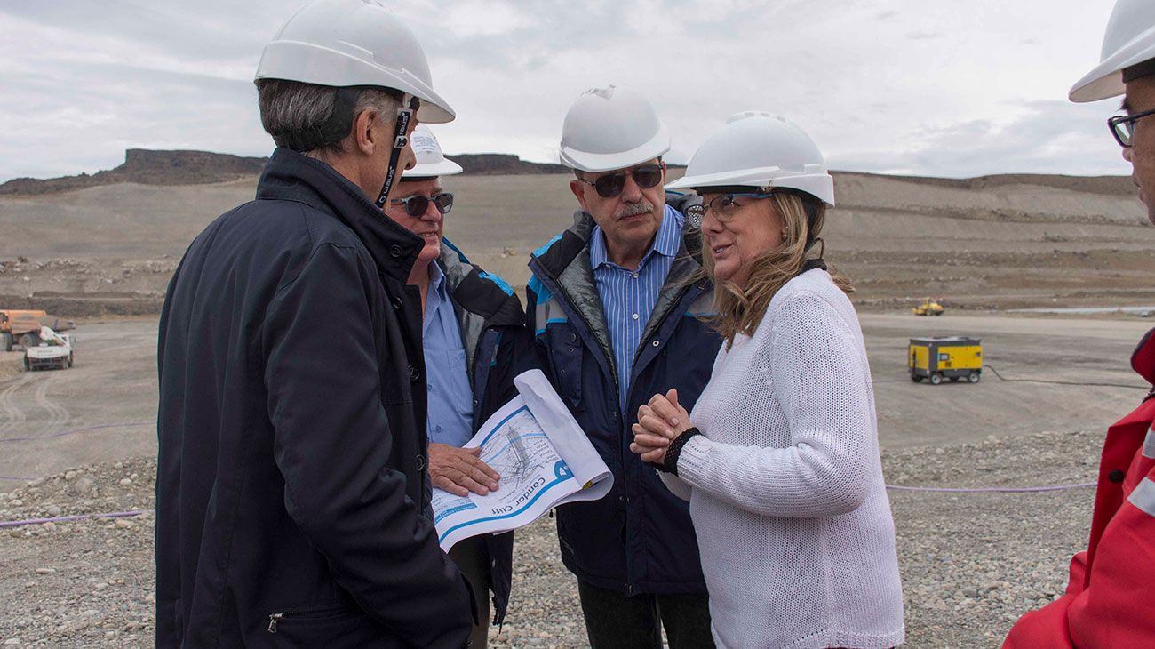 Al arribo del presidente, la gobernadora le obsequió una caja de cerezas de Los Antiguos y una caja de carne de guanaco