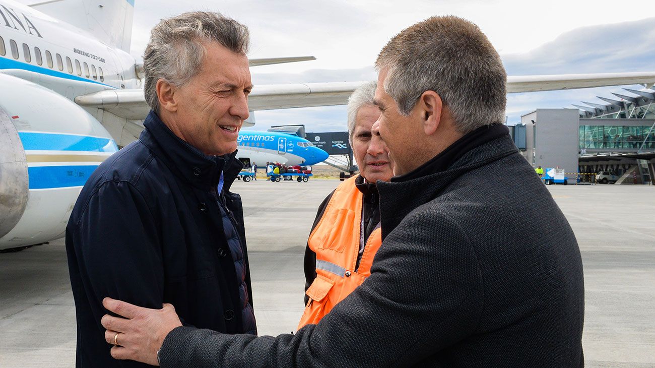 El Calafate, Santa Cruz, 14 de enero de 2019.- El presidente Mauricio Macri este mediodía  al arribar al aeropuerto local, donde fue recibido por el vicegobernador de Santa Cruz, Pablo González. 