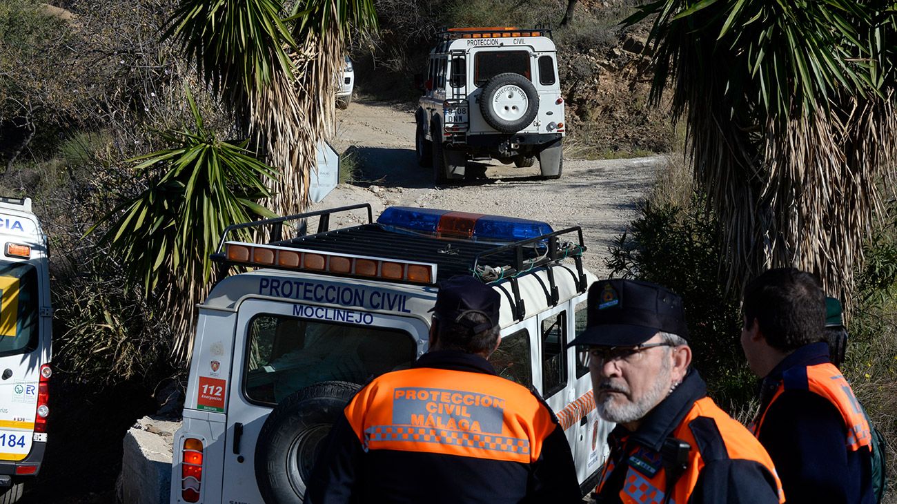 Buscan a un niño que cayó en un pozo de 110 metros en España.