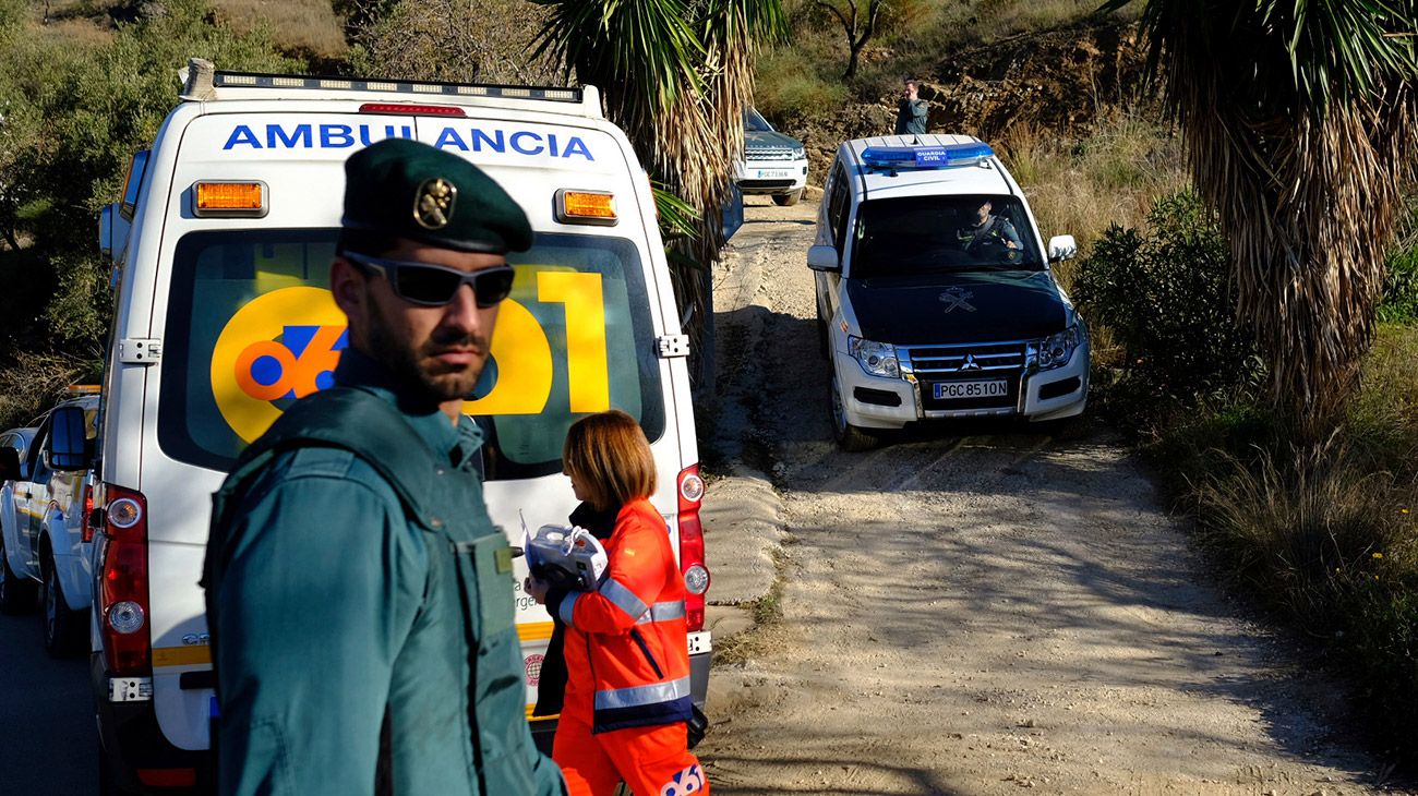 Buscan a un niño que cayó en un pozo de 110 metros en España.