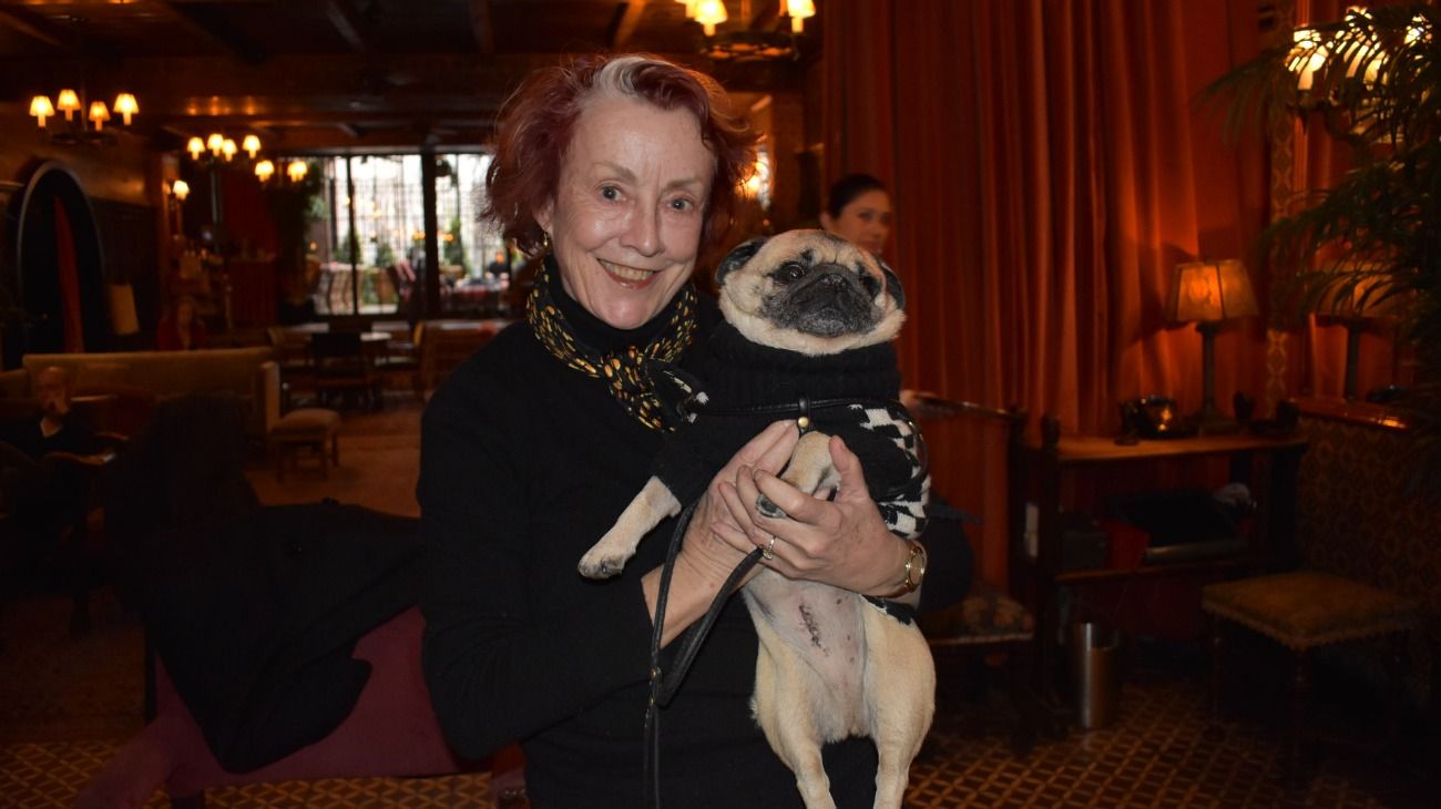 Roberta Bayley, la histórica fotógrafa de Los Ramones, brindó una entrevista a PERFIL desde el Bowery Hotel de Nueva York a donde acudió con su inseparable mascota, Stella.