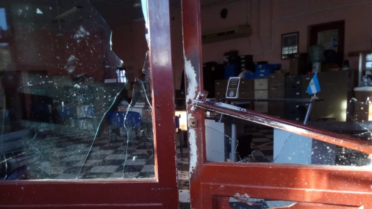 Un grupo de personas robó mercaderías de la Municipalidad de Quitilipi y apedreó el edificio.