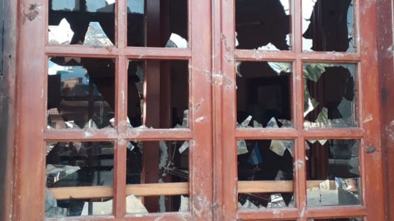 Los vecinos atacaron el lugar y rompieron vidrios. Algunos de ellos se llevaron mercadería.