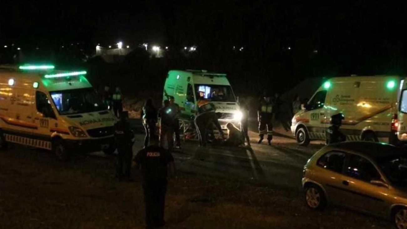 Una familia de cinco personas caminaba por el lugar cuando fueron embestidos por una camioneta Nissan Frontier, cuyo conductor manejaba alcoholizado con más del triple del máximo de alcohol permitido e intentó darse a la fuga. 