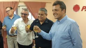 Julio Zamora (segundo a la izquierda) junto a Sergio Massa.