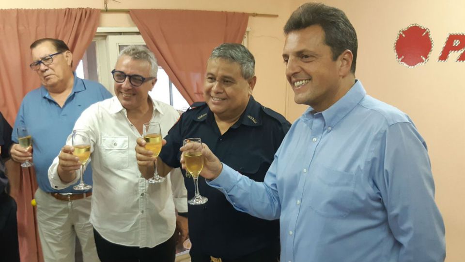 Julio Zamora (segundo a la izquierda) junto a Sergio Massa.