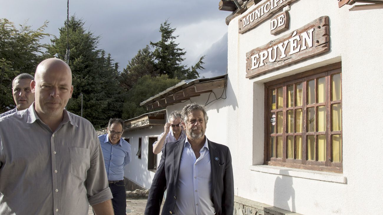 Adolfo Rubinstein durante la recorrida por la localidad de Epuyen, epicentro del brote de hantavirus.
