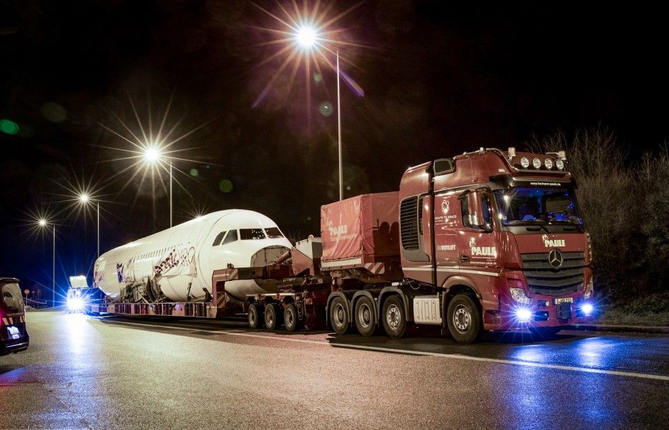 Un camión Actros SLT de Mercedes Benz fue el encargado de atravesar Alemania llevando a un avión Airbus A 320. El viaje llevó tres días para recorrer más de 800 kilómetros.