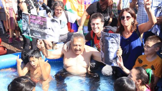 Luis D'Elia en el piletazo hoy en obelisco