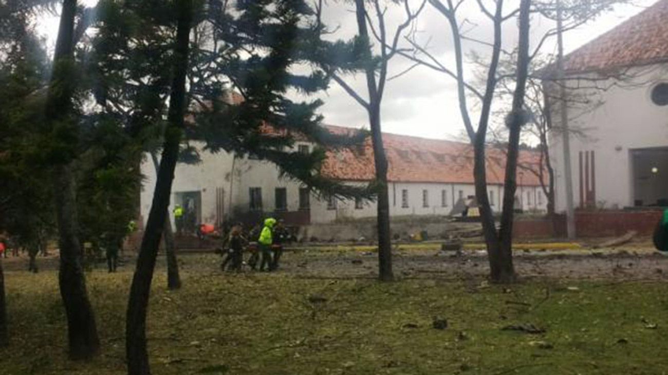 Explota un coche bomba en la Escuela de Policía General Santander en Bogota Colombia