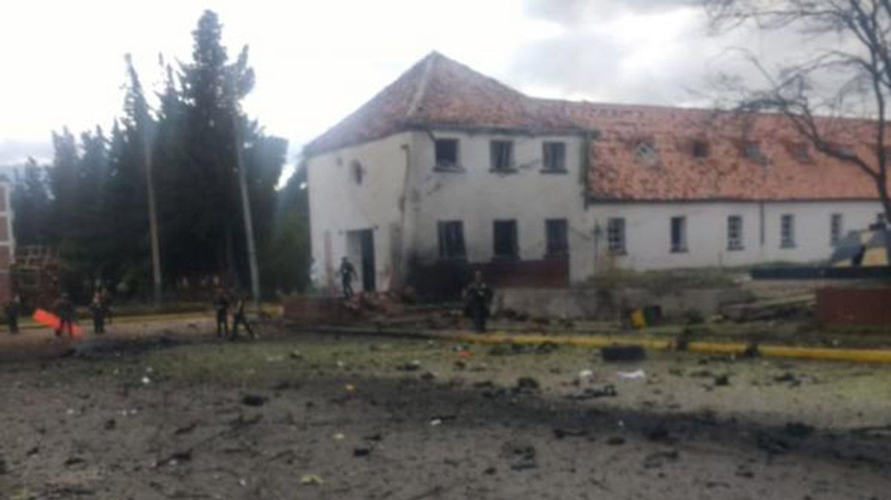 Explota un coche bomba en la Escuela de Policía General Santander en Bogota Colombia