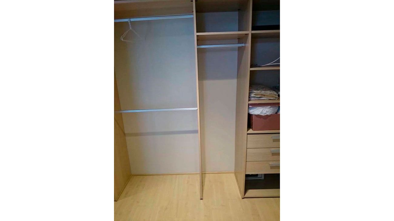 Vestidor que contenía en uno de los estantes inferiores la caja fuerte con dinero y documentos.