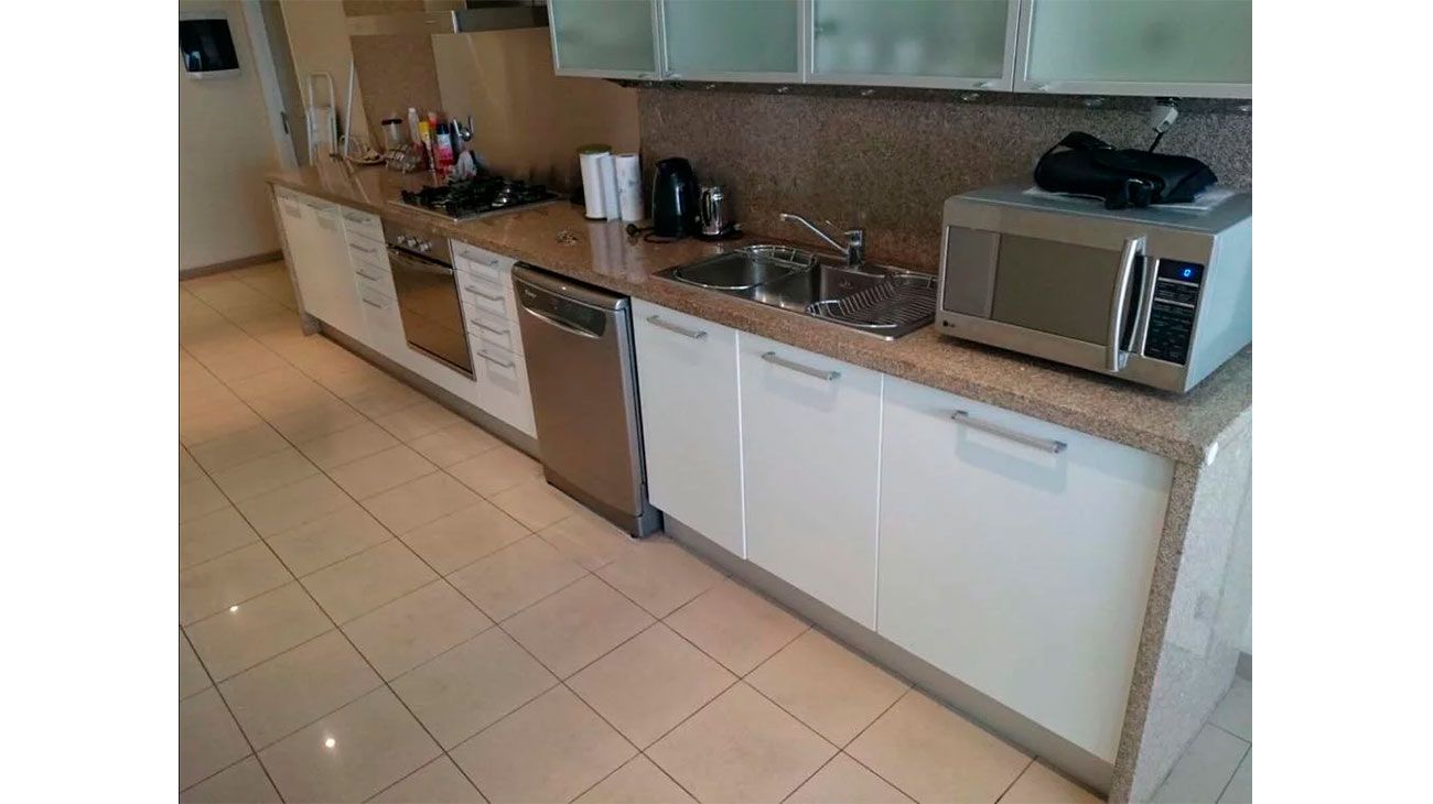 La cocina del fiscal Alberto Nisman. Sería uno de los lugares que propició críticas contra la ex fiscal Fein por la cantidad de personas que lo inspeccionaron al mismo tiempo.