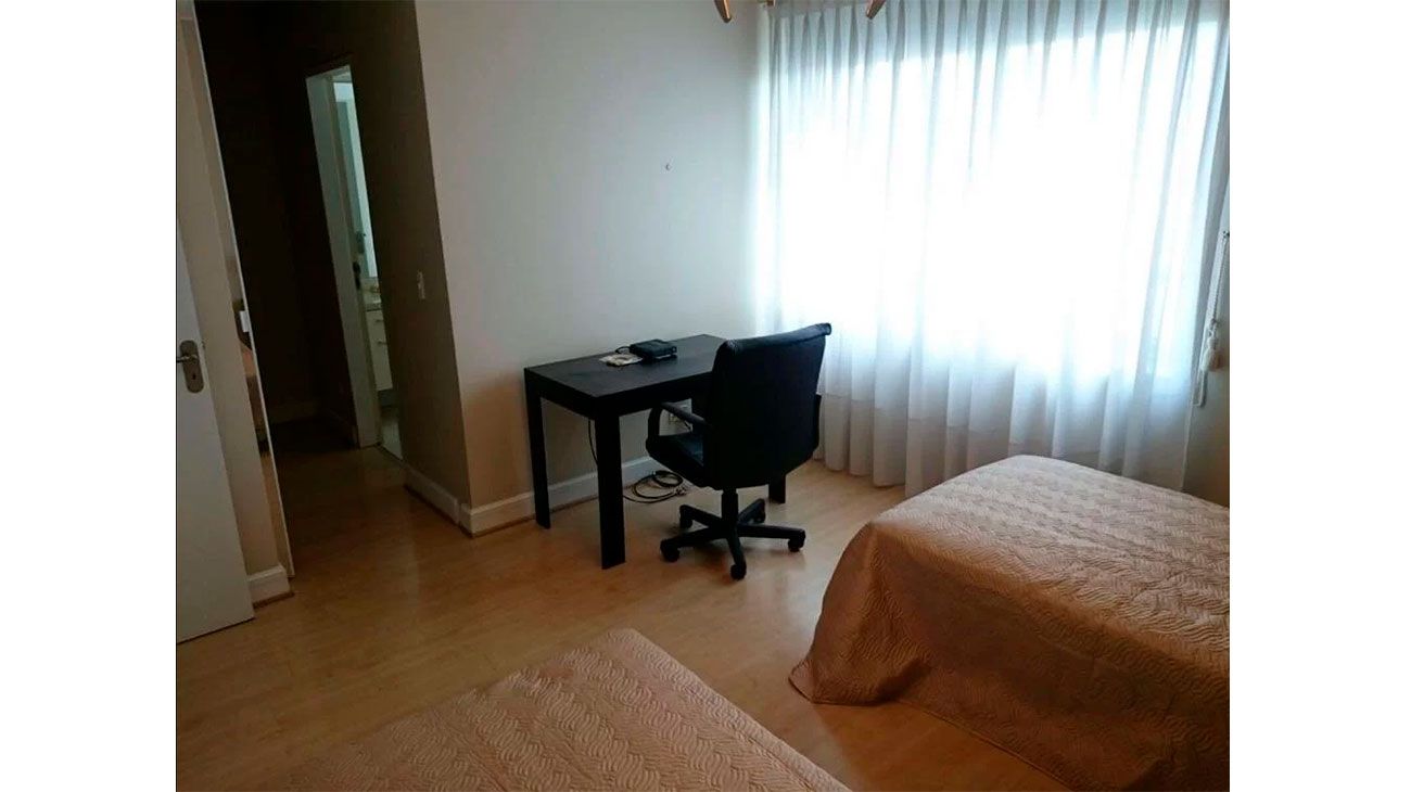 Otra de las habitaciones del departamento del fiscal.