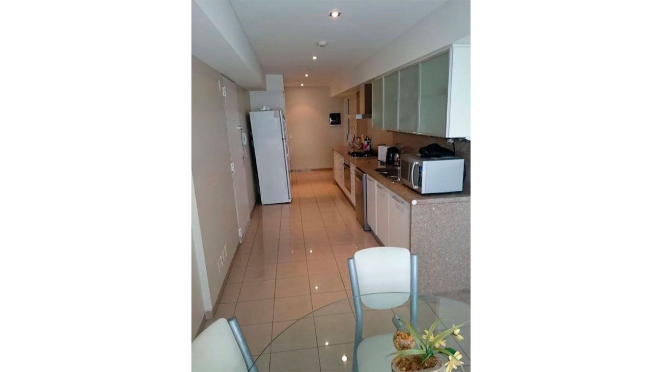 Perspectiva lateral de la cocina del departamento de Nisman.