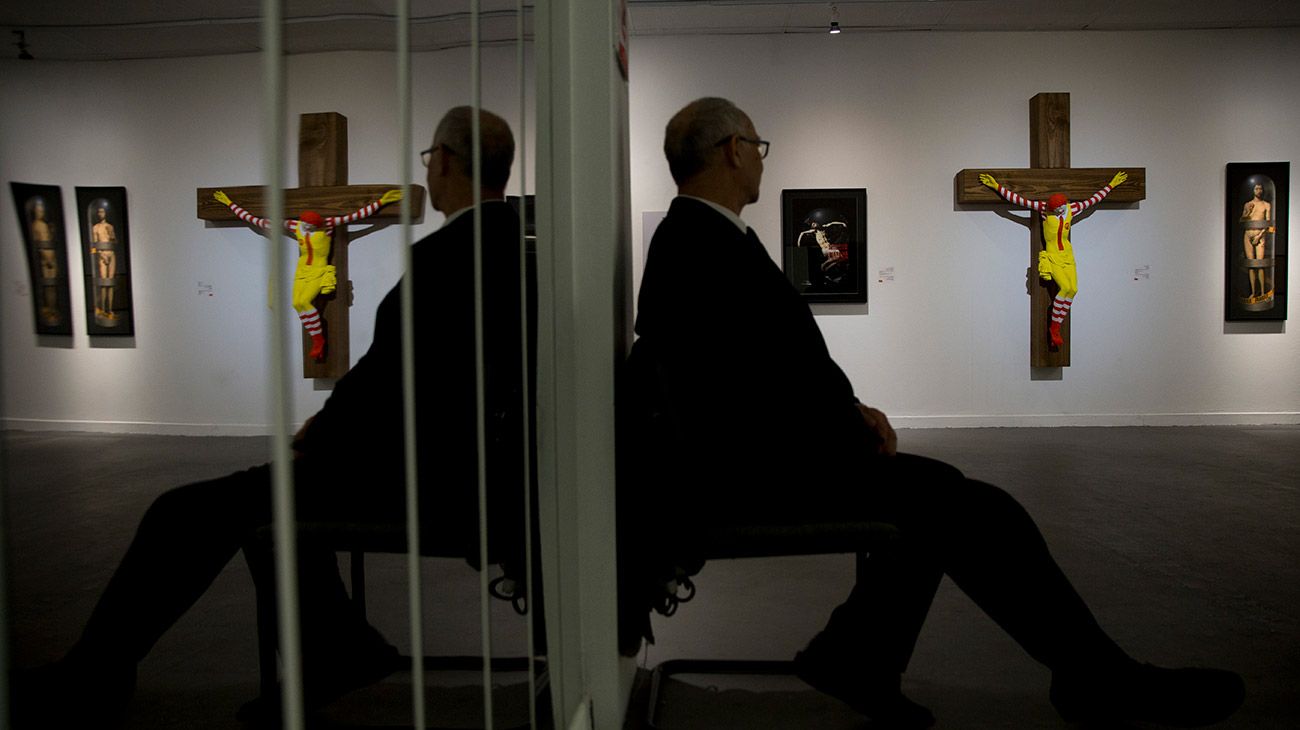 Un Ronald McDonald crucificado generó un escándalo al ser expuesto en un museo de Israel.