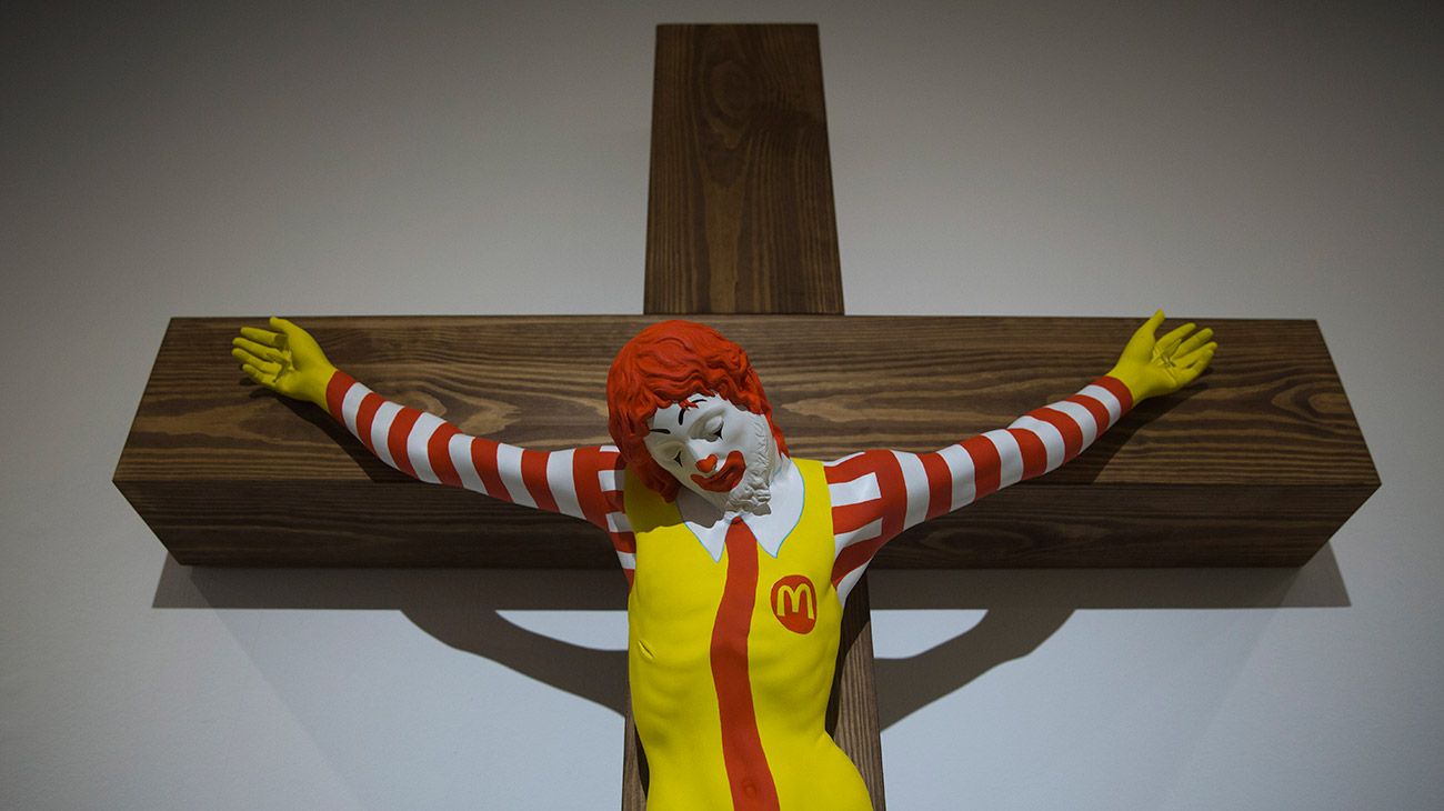 Un Ronald McDonald crucificado generó un escándalo al ser expuesto en el Museo de Arte de Haifaen en Israel.