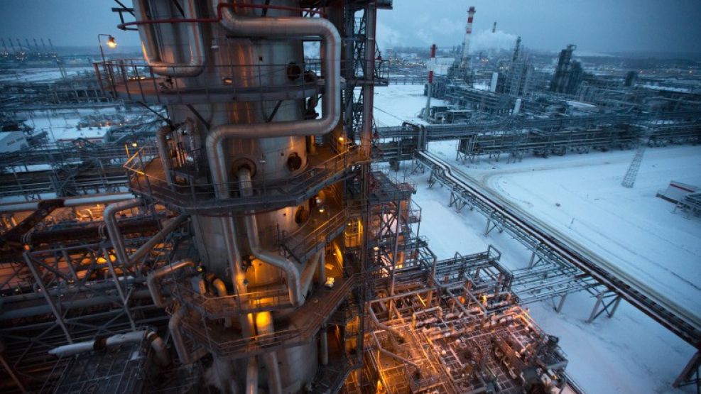 Russia's Oil Bosses and Officials Brush Off Oil Price Drop