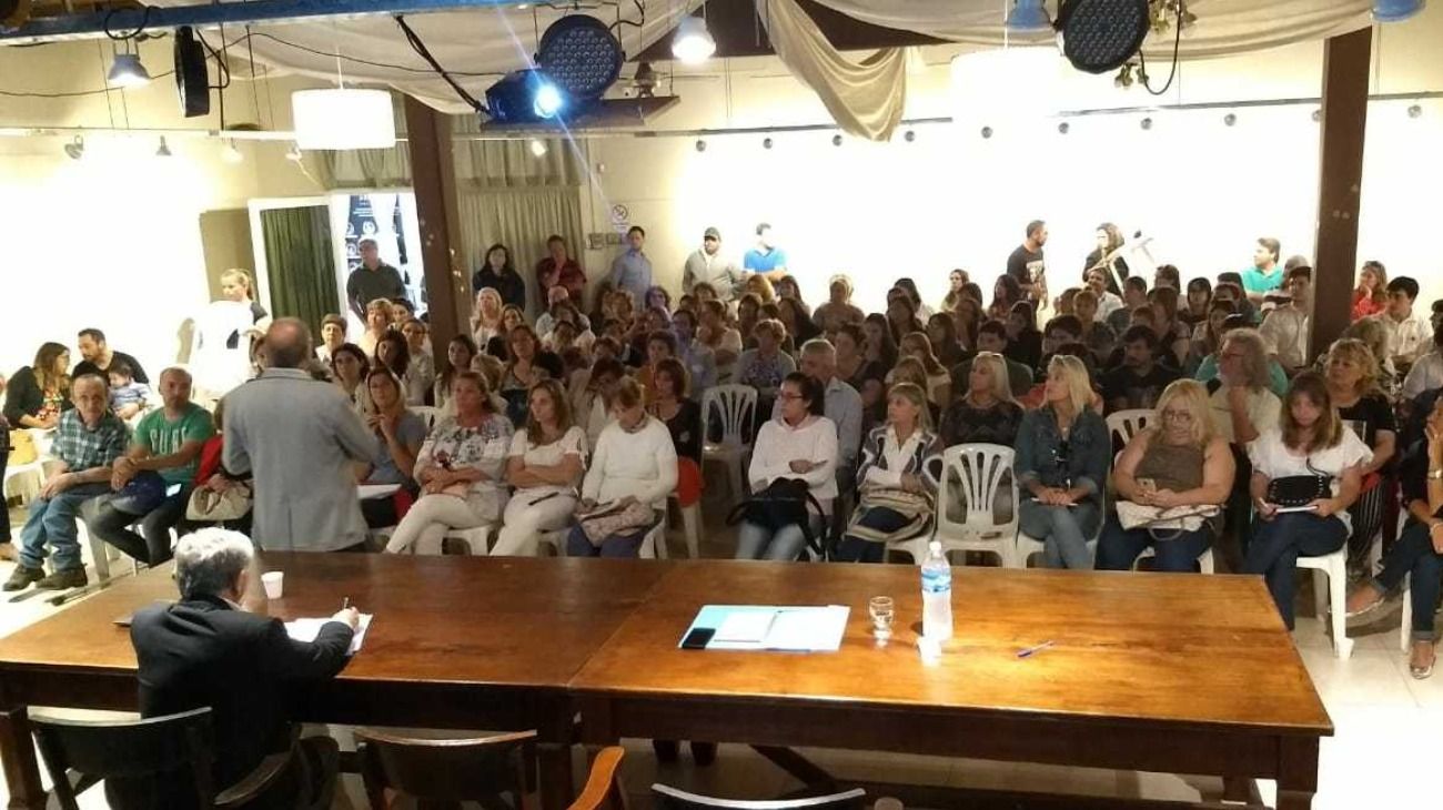 La Dirección de Prevención de Adicciones y Promoción de Salud Mental del Ministerio de Salud bonaerense organizó una reunión y una charla con toda la comunidad de Arrecifes para abordar el tema de la ola de suicidios en esa ciudad.