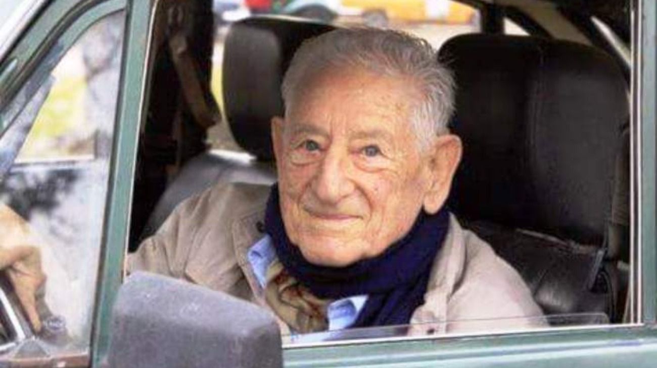 Raúl Orlando Lizzi tenía 104 años. Hasta los 100 anduvo en bicicleta, leía sin anteojos y se lo veía al mando de su Auto Unión 1000 S por las calles de Arrecifes.
