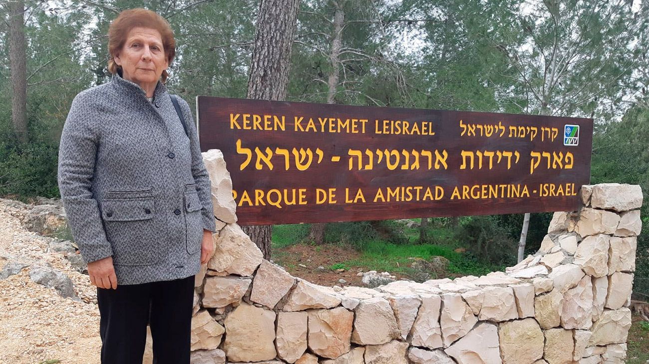  Sara Garfunkel en la entrada de los Bosque Ben Shemen a 25 kilómetros de Tel Aviv donde se levantó el monumento en memoria de Alberto Nisman.