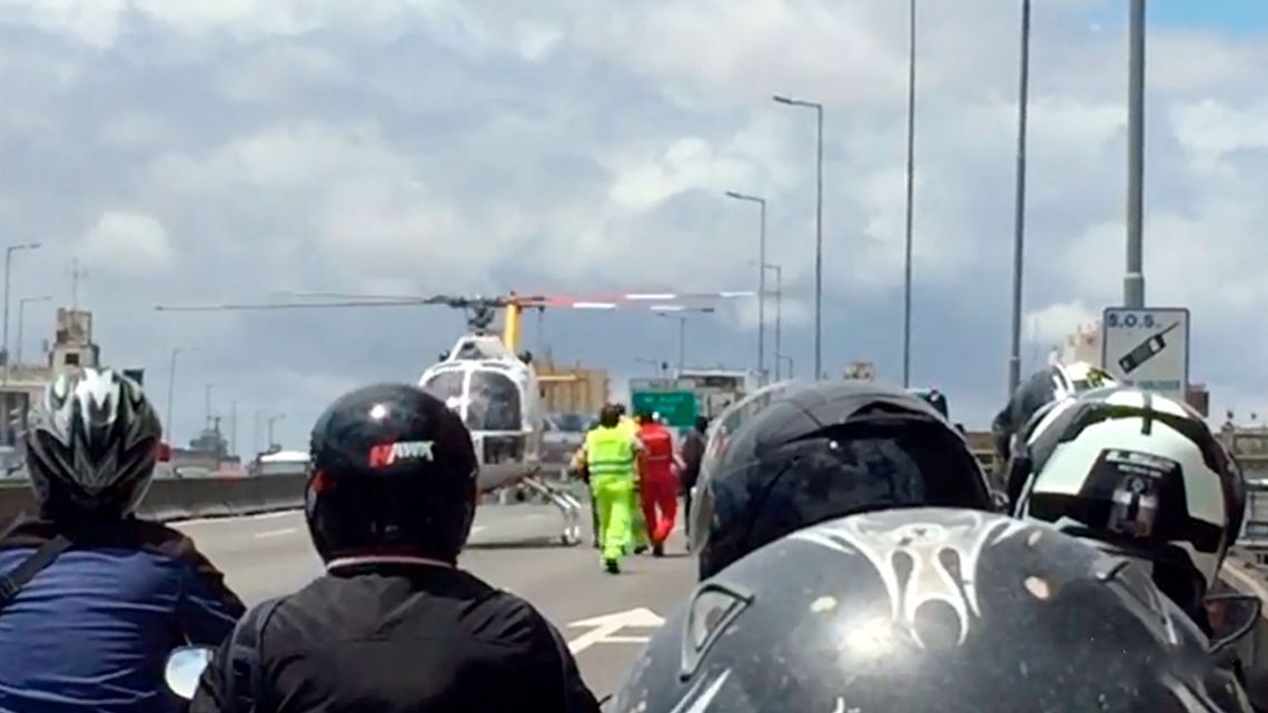 Un auto y dos motos chocaron en la autopista 25 de Mayo | Perfil