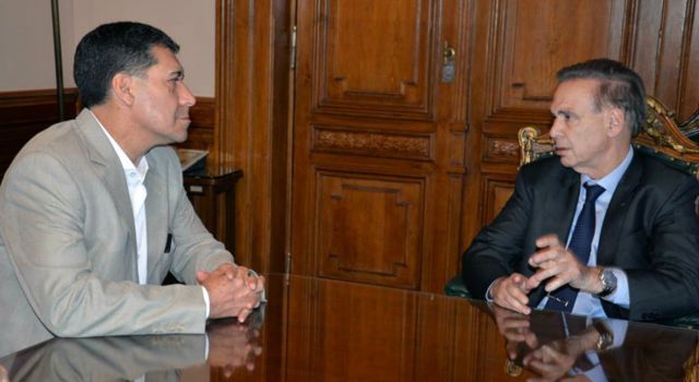El gobernador chaqueño, Sergio Casas, junto al senador Miguel Ángel Pichetto.