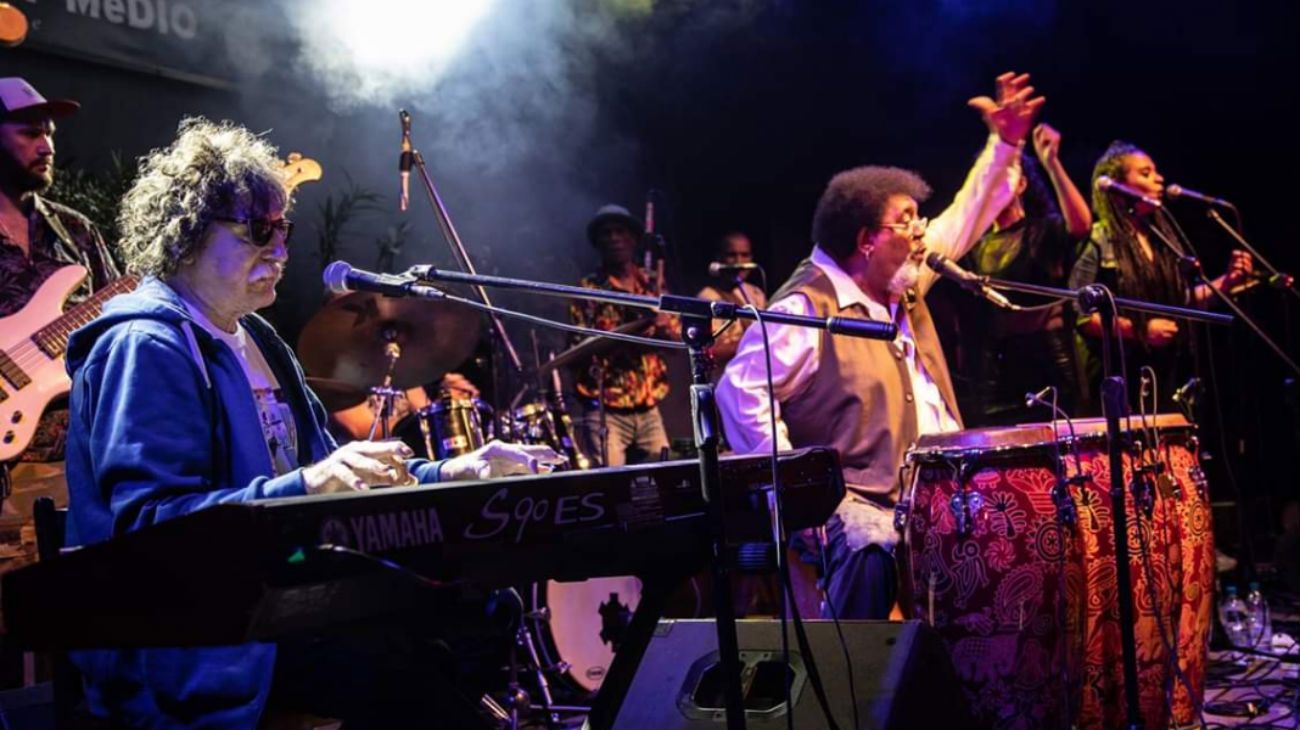 El artista llegó el viernes 11 y sin aviso se presentó en una cervecería de la zona. Luego participó en un recital de Rubén Rada el sábado y en un concierto que se hizo el martes.