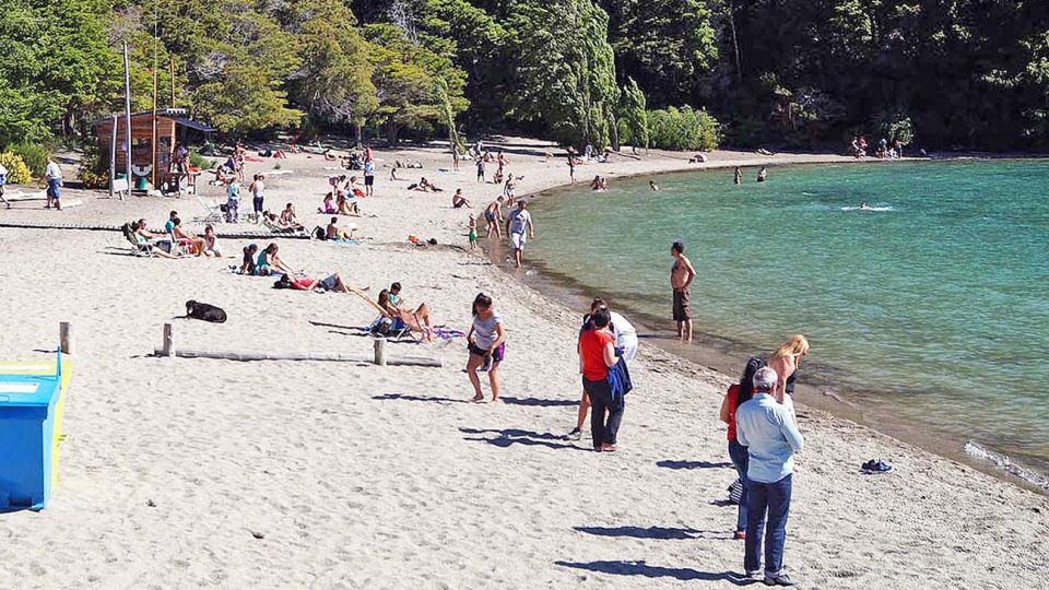 Distintos. En el Sur hubo nieve y sol (foto Bariloche), igual que en Córdoba. En la costa atlántica hizo poco calor.