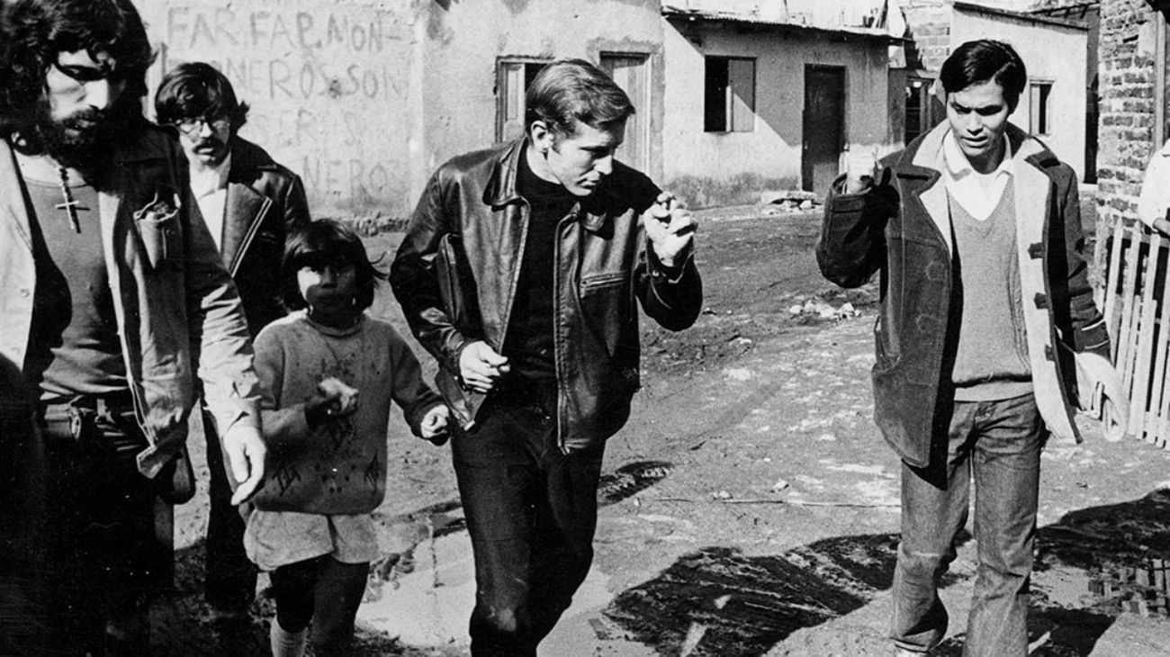 El padre Mugica en la villa, una postal de los turbulentos años '70.